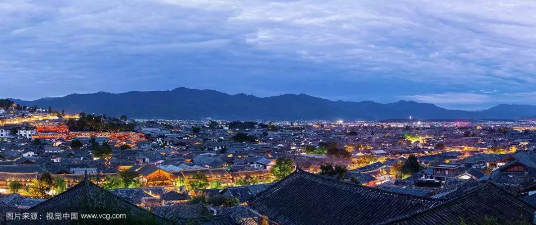 夕阳映照下的云南古城美景