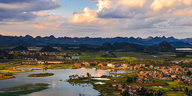 夕阳映照下的云南古城美景