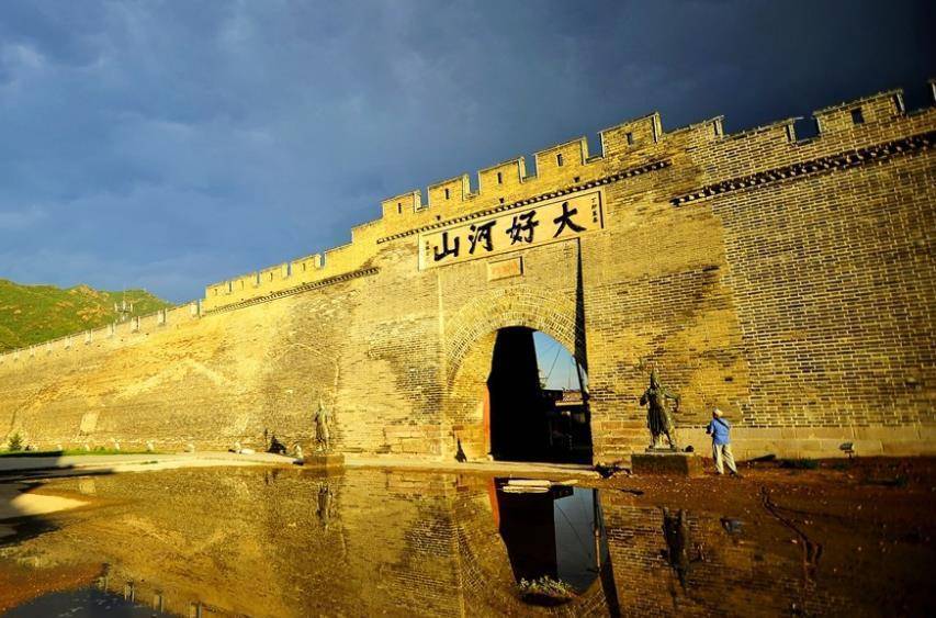 夜色古街,张家口演员伞下沉思