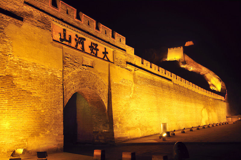 夜色古街,张家口演员伞下沉思